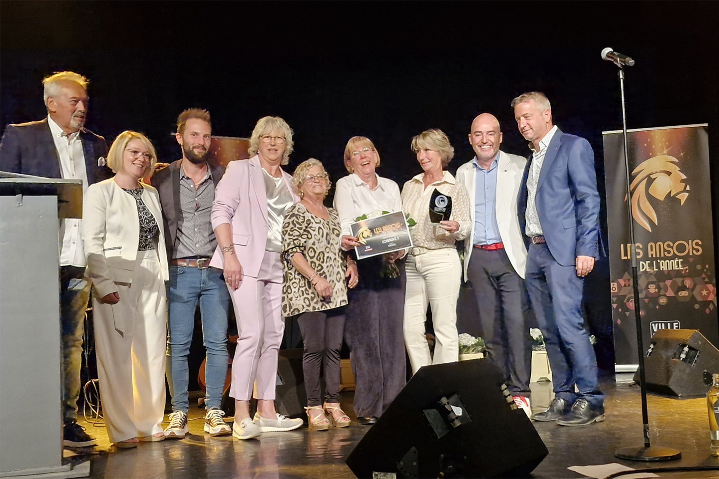 Photo de groupe des lauréats sur scène lors des Ansois de l'année 2024