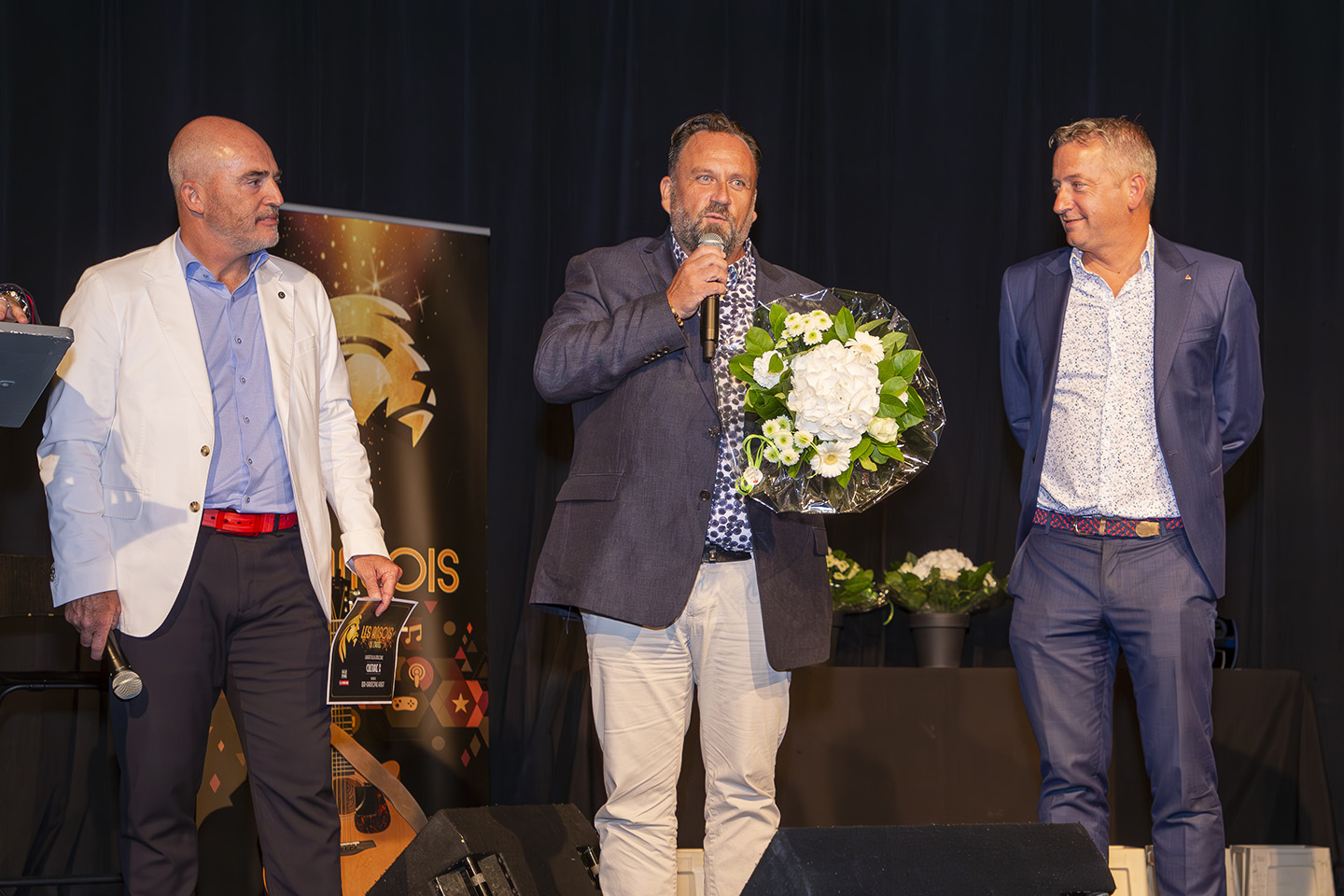 Lauréat tenant un bouquet et prononçant un discours lors des Ansois de l'année 2024