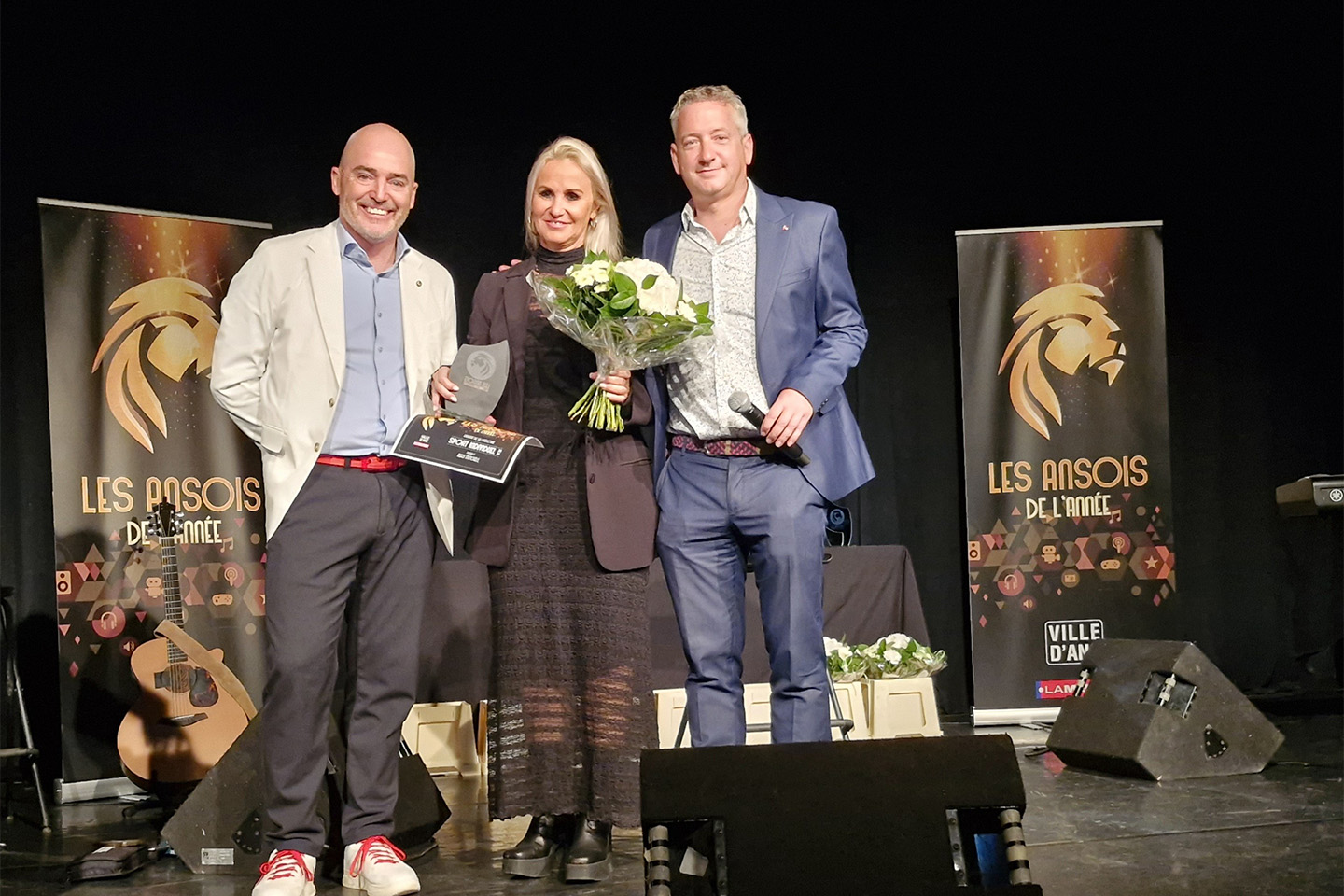 Lauréate du prix Sport individuel posant avec son trophée et bouquet de fleurs aux Ansois de l'année 2024